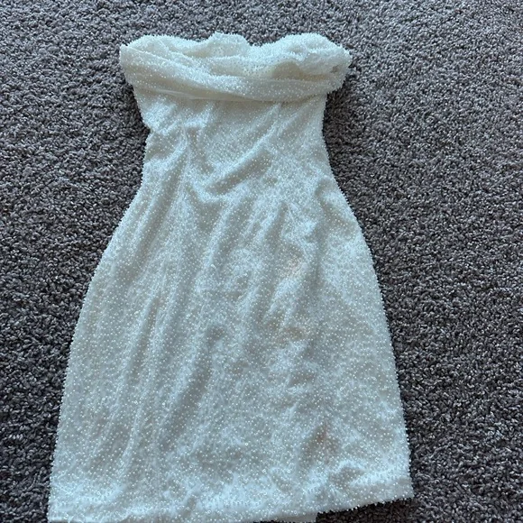 Elegant White Strapless Dress - Picture 3 of 5